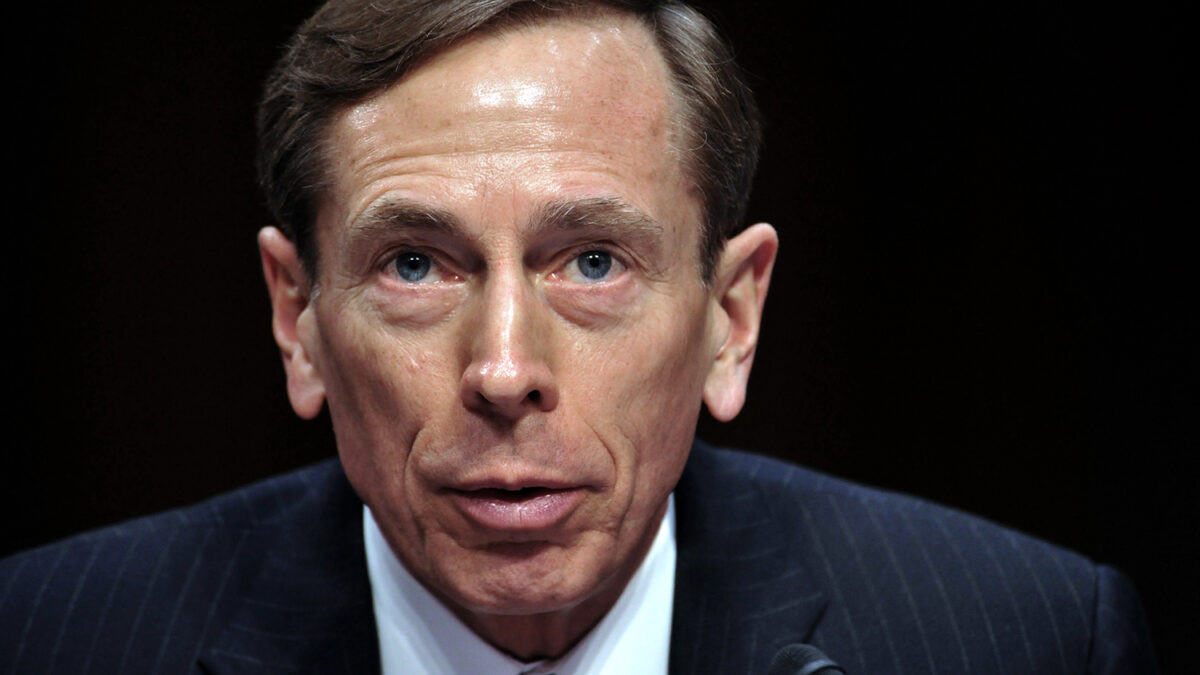 Petraeus se declara culpable