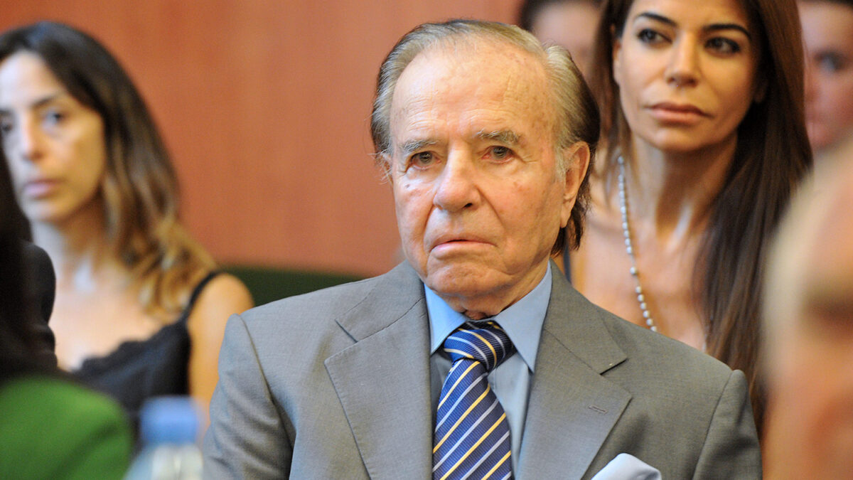 Menem se sienta en el banquillo de acusados