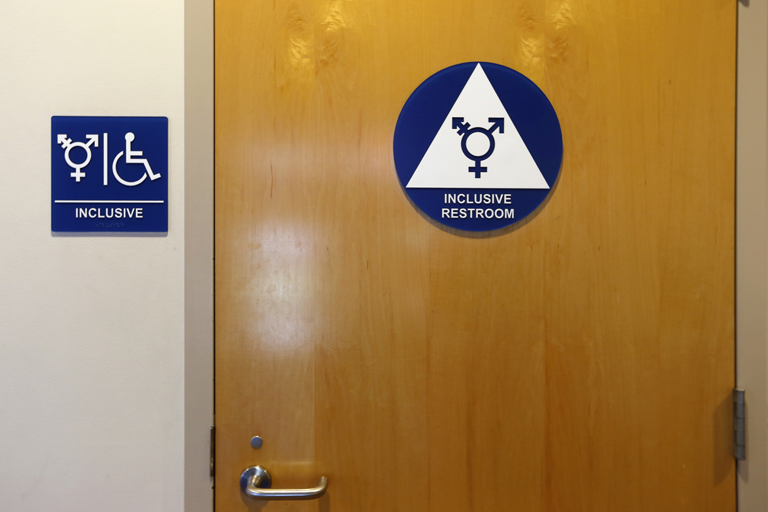 Transexuales podrán elegir qué baño usar en las escuelas