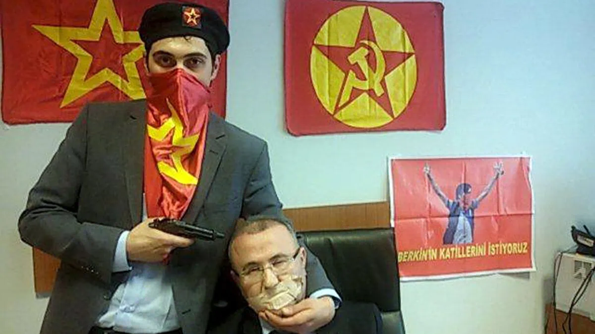 Toman como rehén a un fiscal en el Palacio de Justicia de Estambul