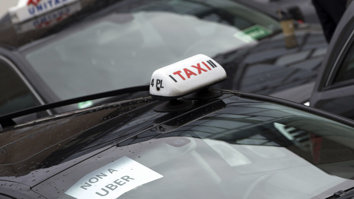 Taxistas le ganan a Uber