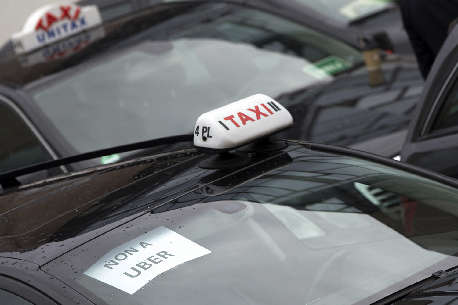 Taxistas le ganan a Uber