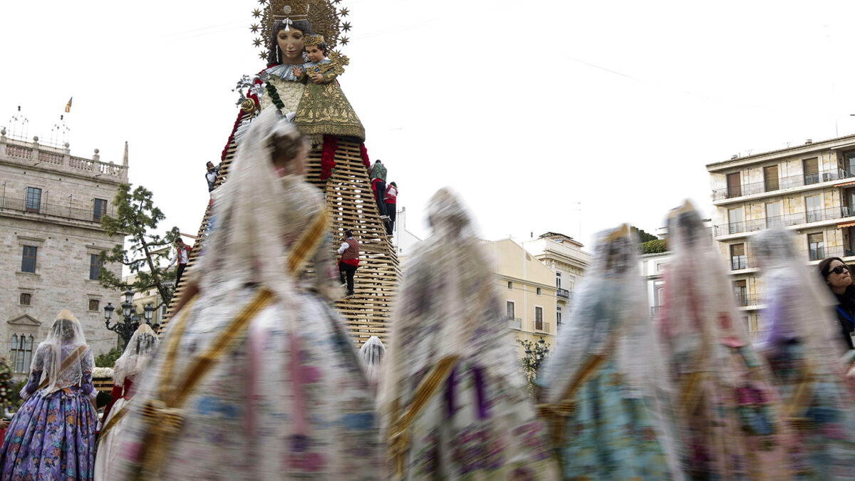 Las falleras se ponen sus mantillas para homenajear a la virgen