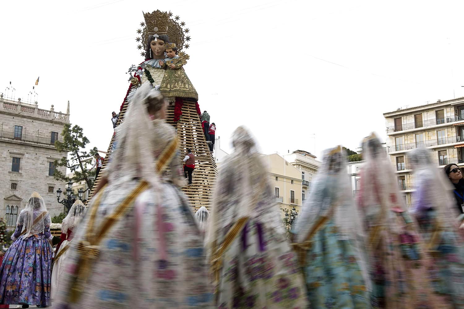 Las falleras se ponen sus mantillas para homenajear a la virgen