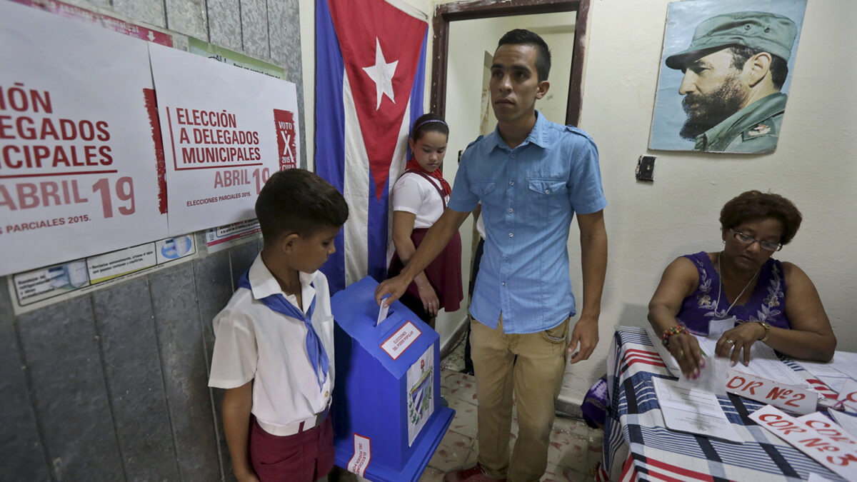 Dos opositores participan en las elecciones municipales cubanas