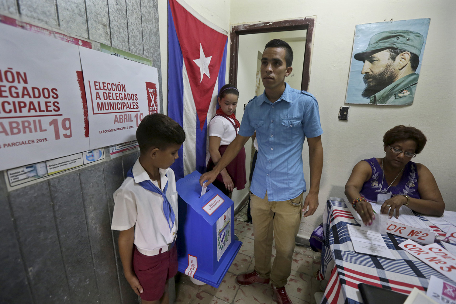 Dos opositores participan en las elecciones municipales cubanas