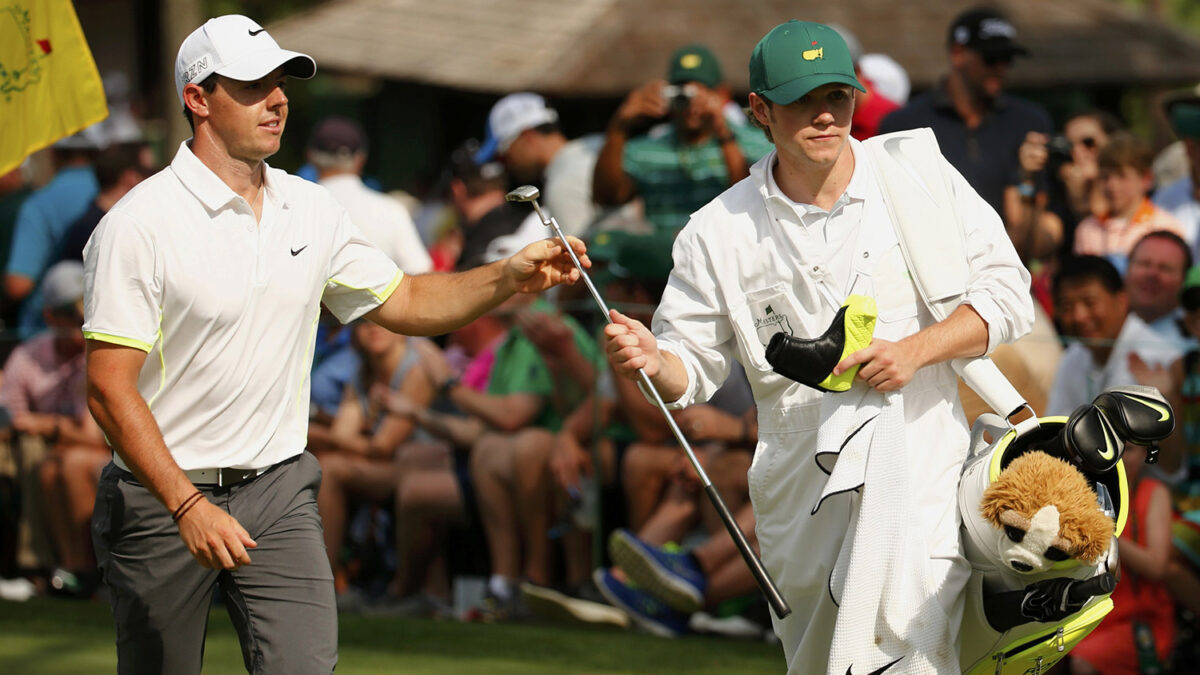 Miembro de One Direction es caddie del golfista número uno