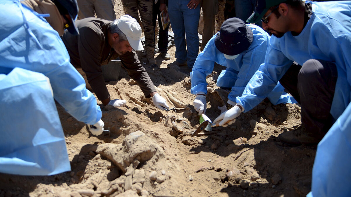 Excavan 12 fosas con restos de soldados ejecutados por los yihadistas en Irak