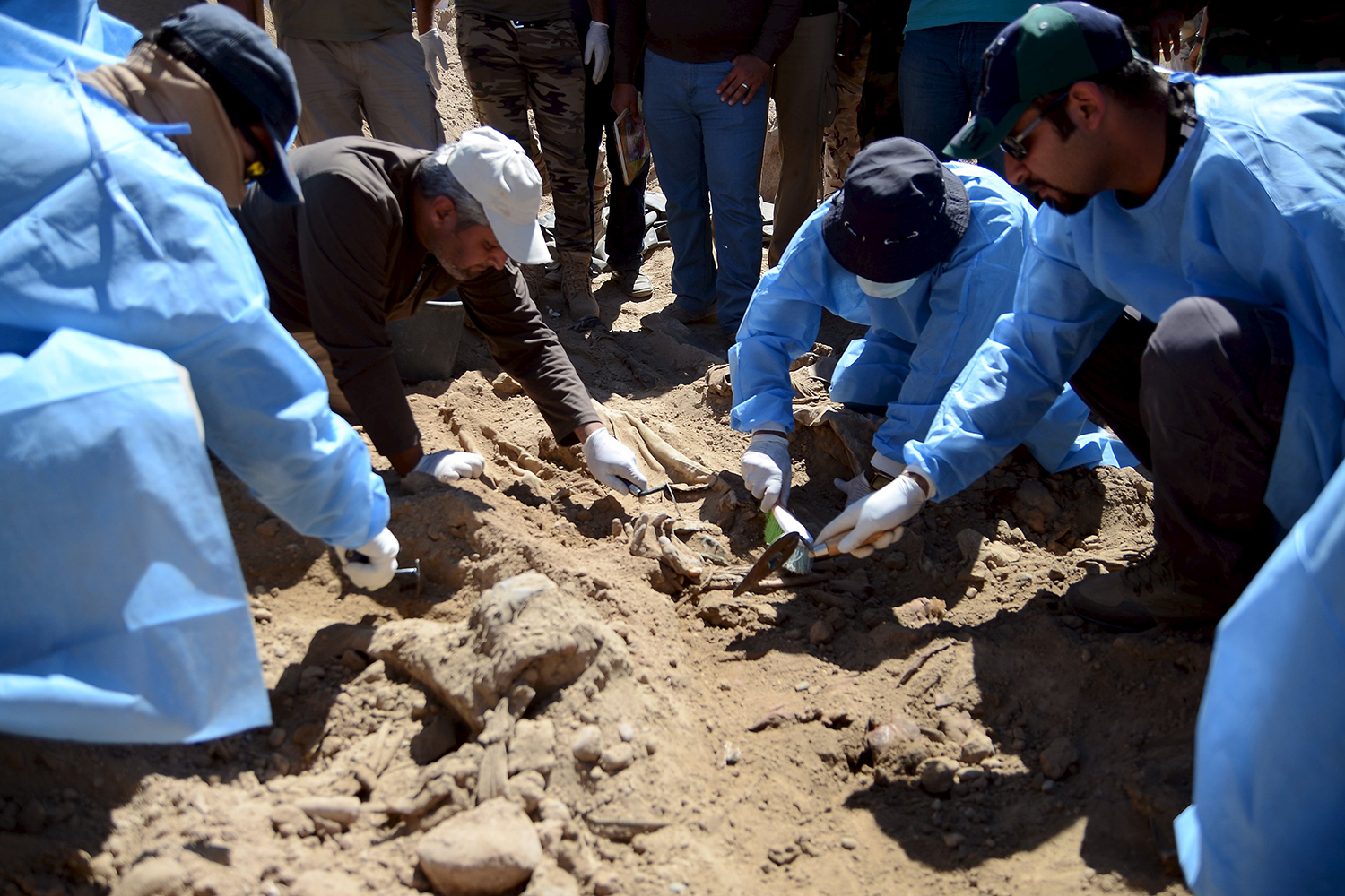 Excavan 12 fosas con restos de soldados ejecutados por los yihadistas en Irak