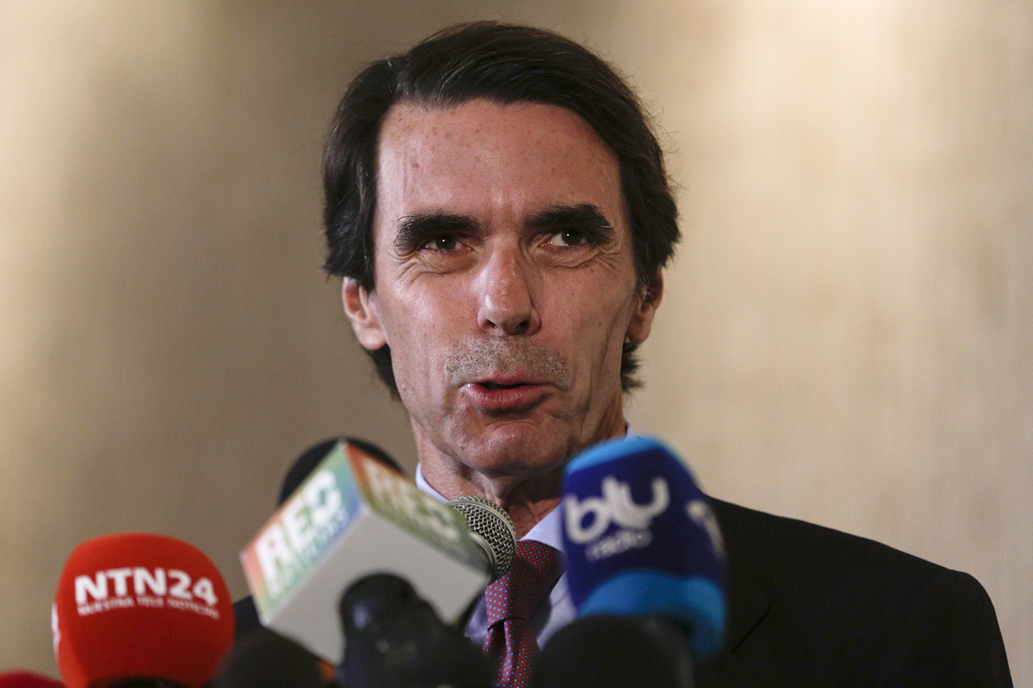Aznar se solidariza con Felipe González