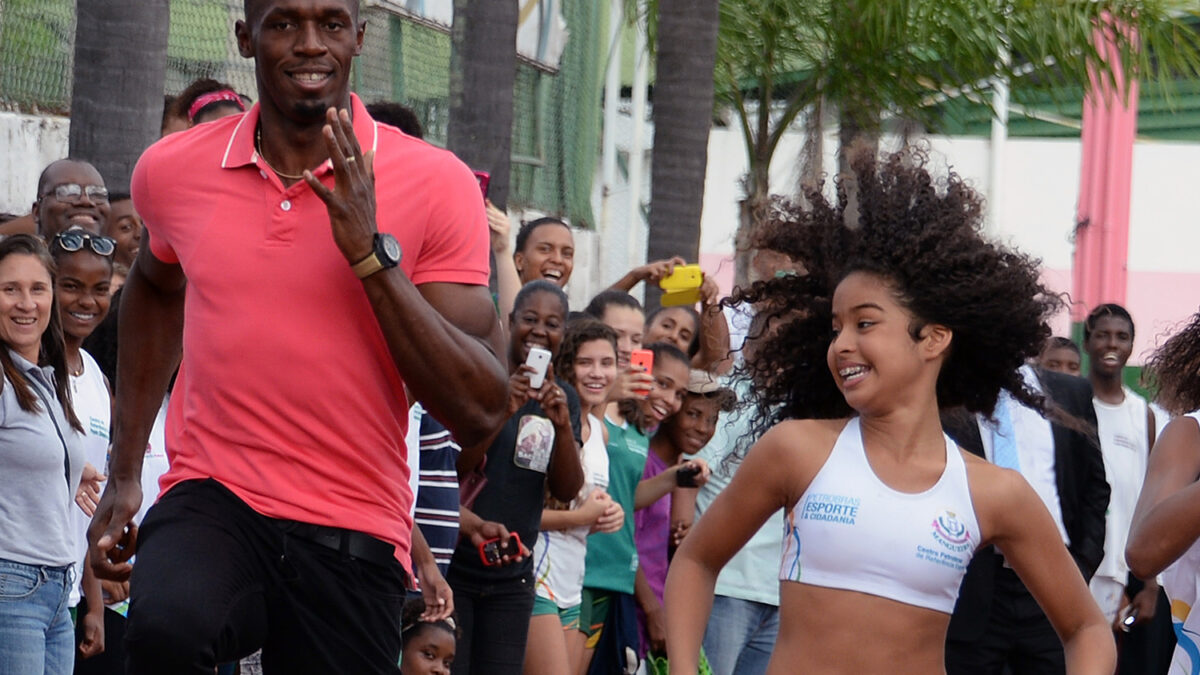 Usain Bolt entrena en una favela de Río