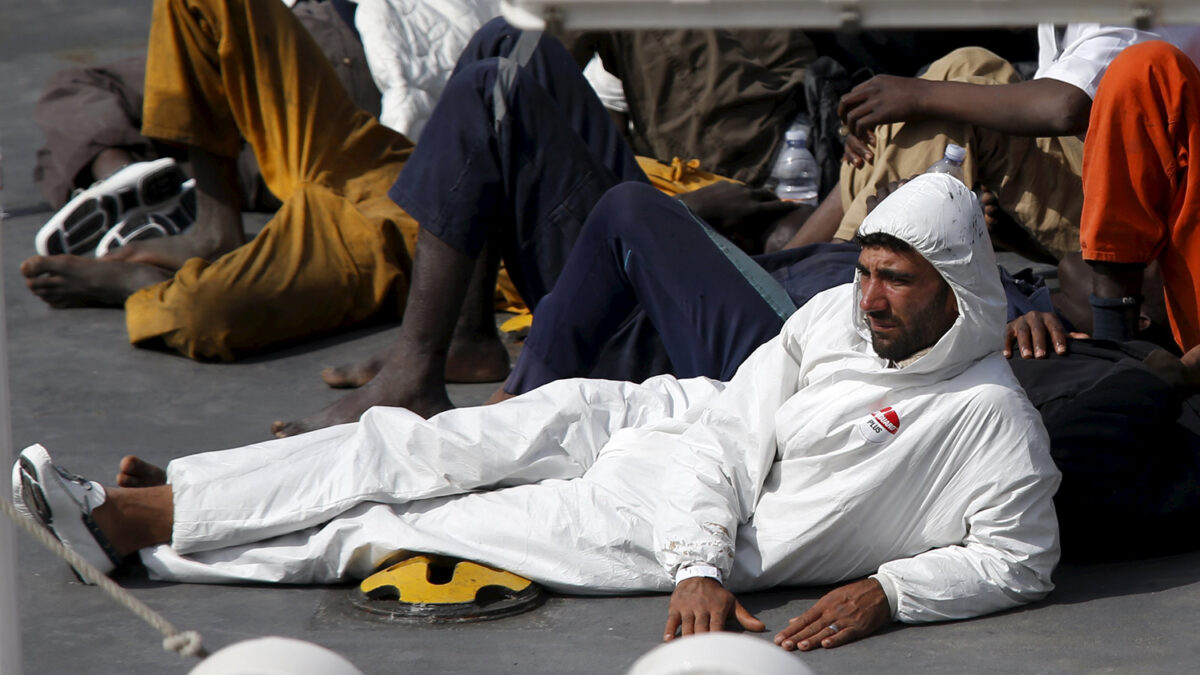 Culpan al capitán del barco por el naufragio de 850 inmigrantes en el Mediterráneo