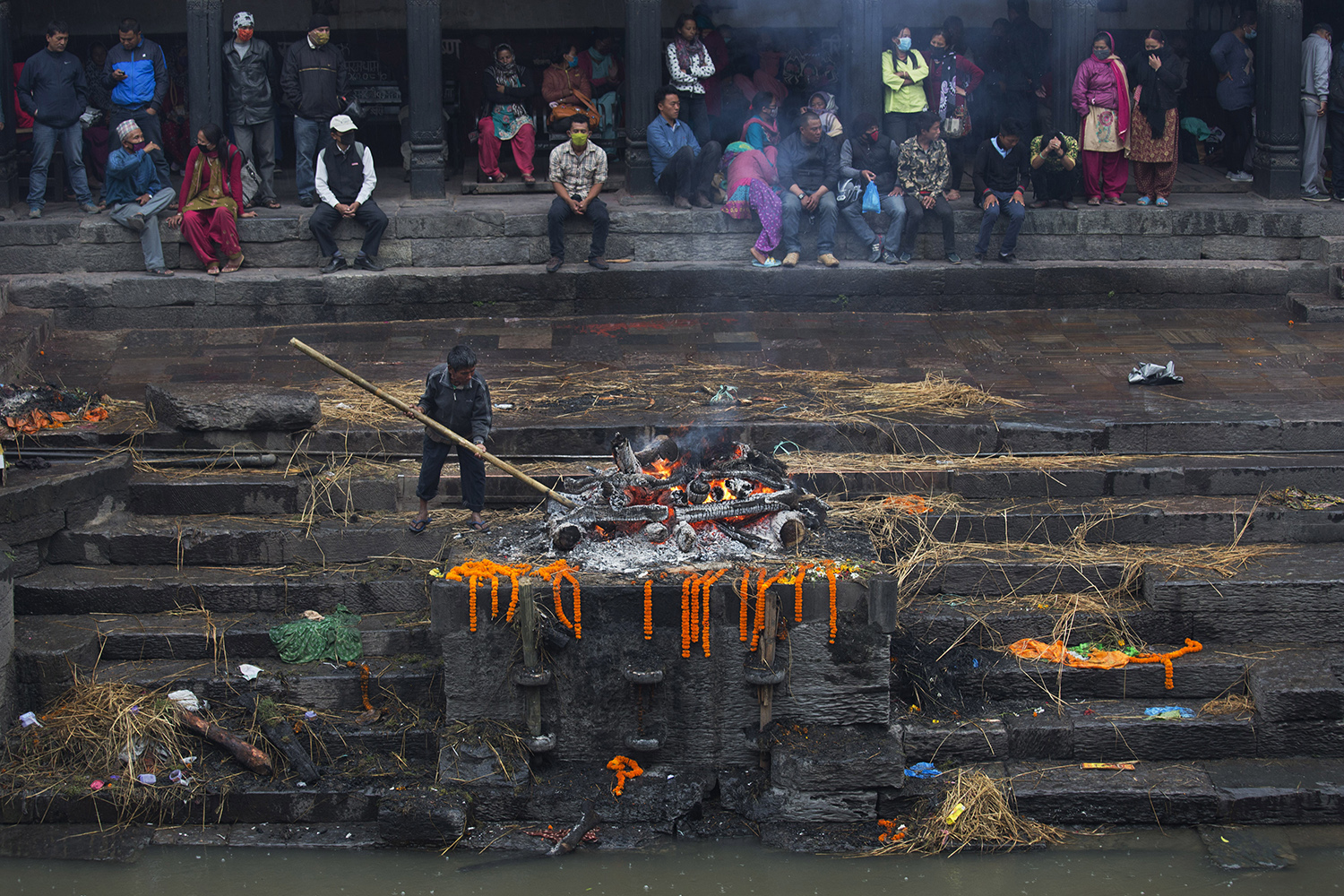 Katmandú despide a las víctimas del terremoto con cremaciones masivas