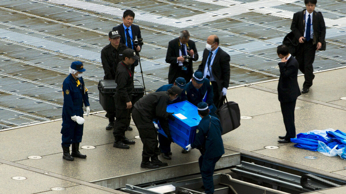 Hallan un drone en la azotea de la oficina del primer ministro Shinzo Abe