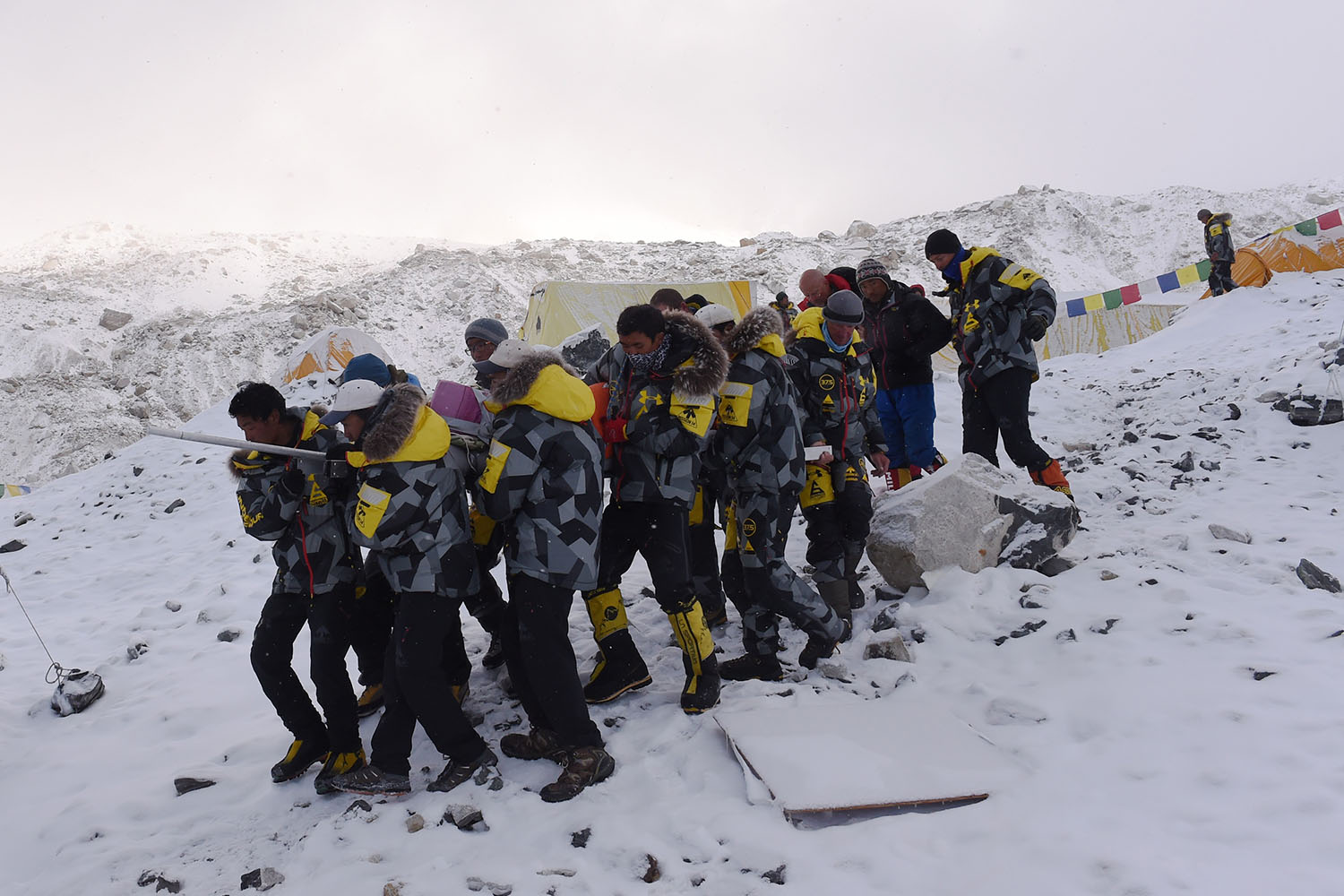 Avalancha en el Everest causa 22 muertos y 217 desaparecidos