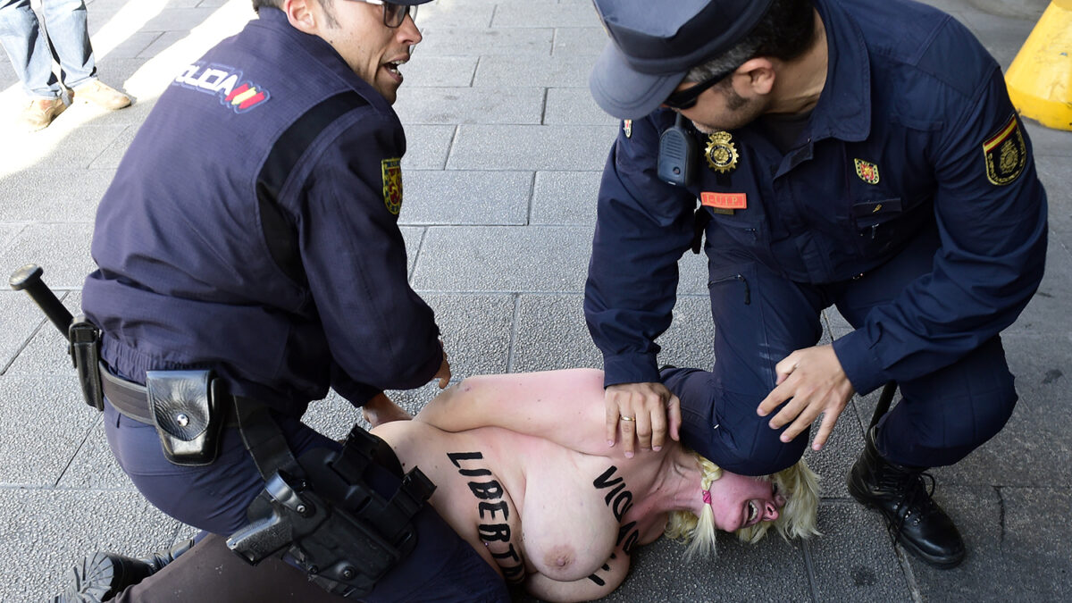 Detienen a una activista de Femen al protestar ante el ministro del Interior