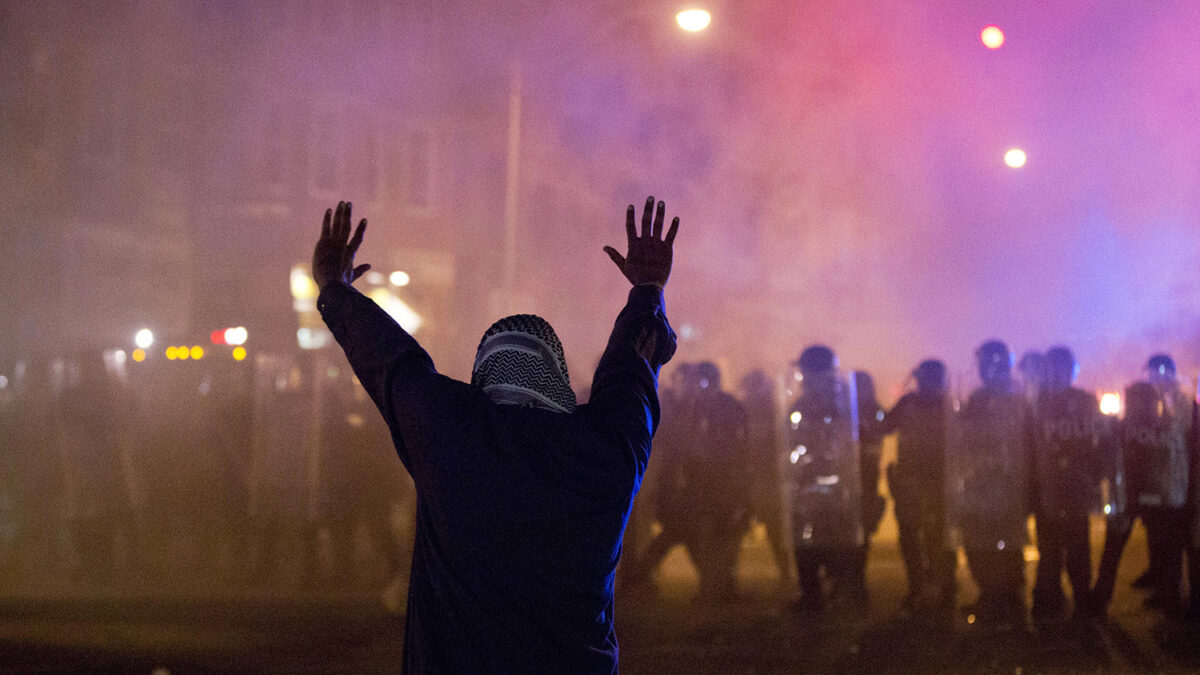 La policía de Baltimore reprime a quienes desafían el toque de queda