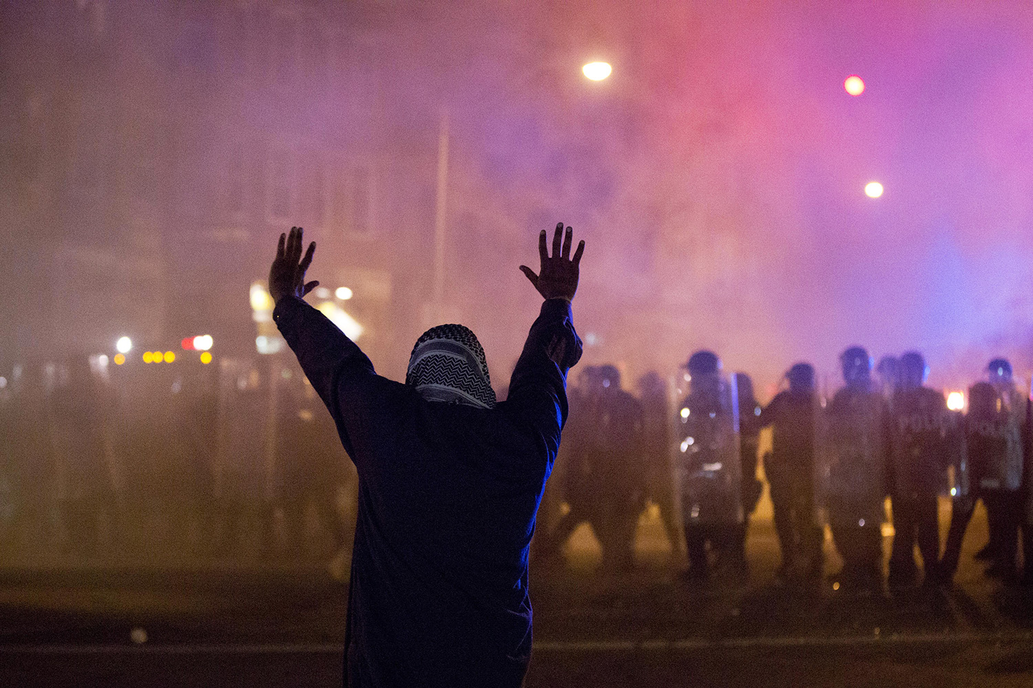 La policía de Baltimore reprime a quienes desafían el toque de queda