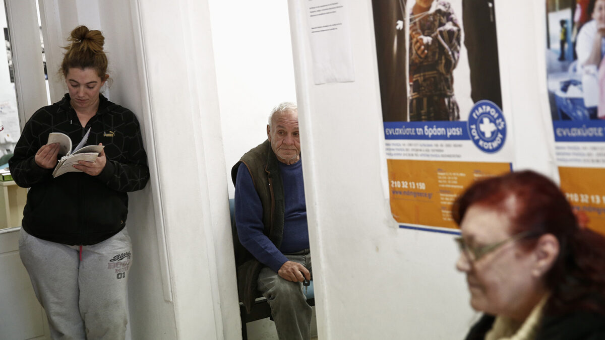 Atenas contratará a 4.500 profesionales para el sistema de Salud