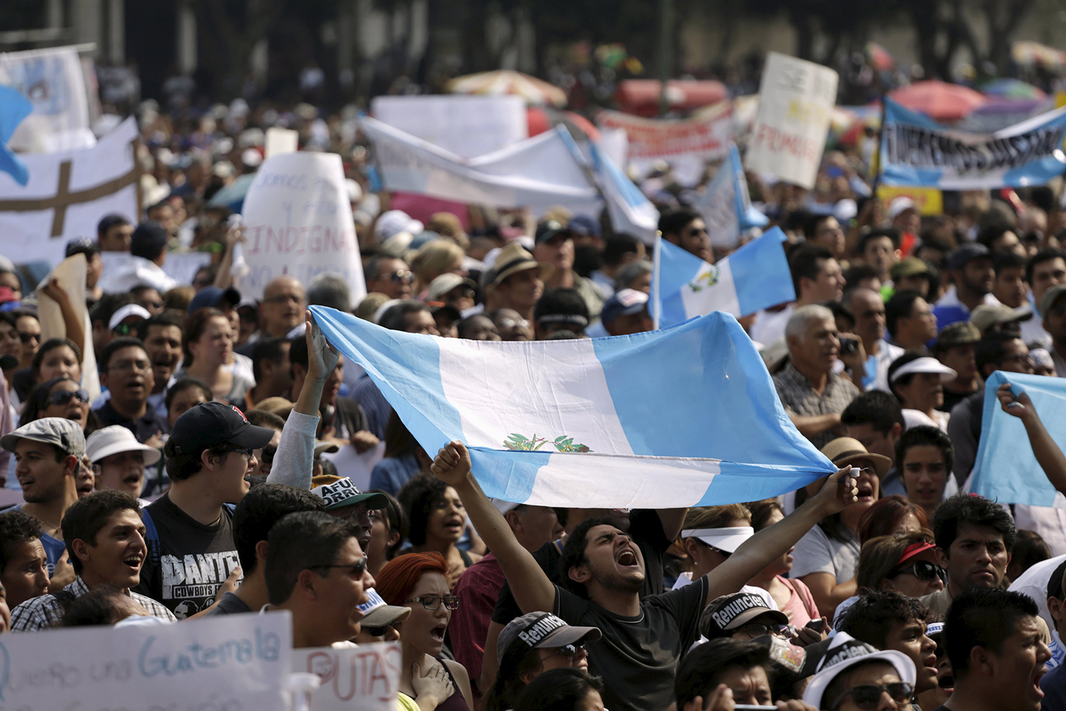 Miles exigen la renuncia al presidente guatemalteco Otto Pérez Molina