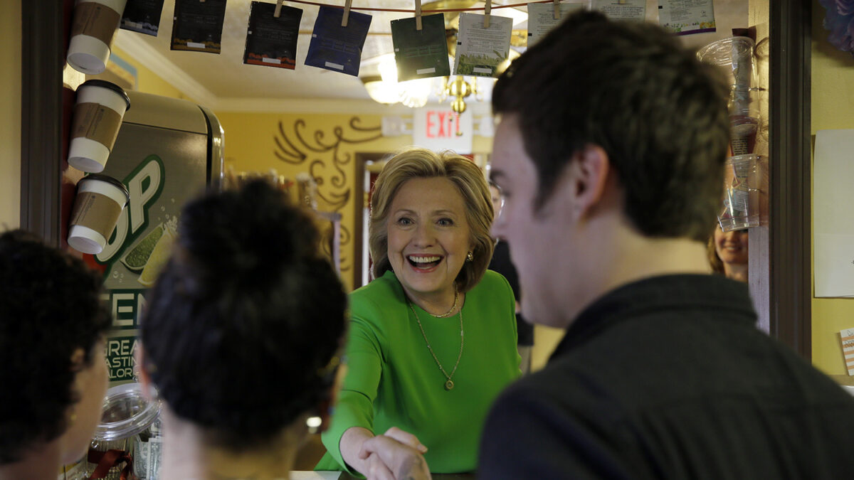 Hillary Clinton inicia campaña tomándose un café en Iowa