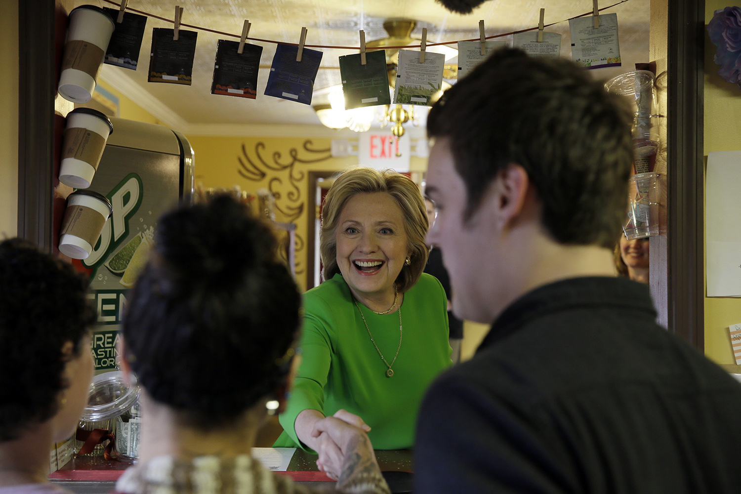 Hillary Clinton inicia campaña tomándose un café en Iowa