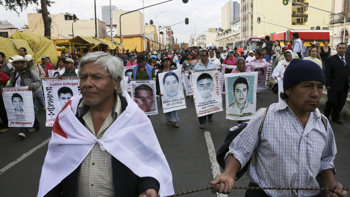 Padres de los 43 estudiantes desaparecidos piden ayuda a narco para hallarlos