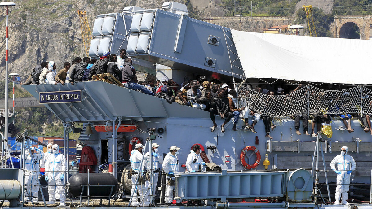 Prevén que 450.000 inmigrantes intentarán cruzar el Mediterráneo en 2015