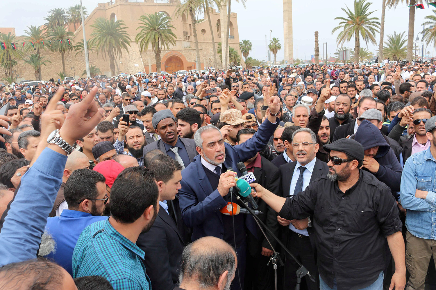 El Parlamento rebelde en Trípoli destituye al jefe del Gobierno de Salvación