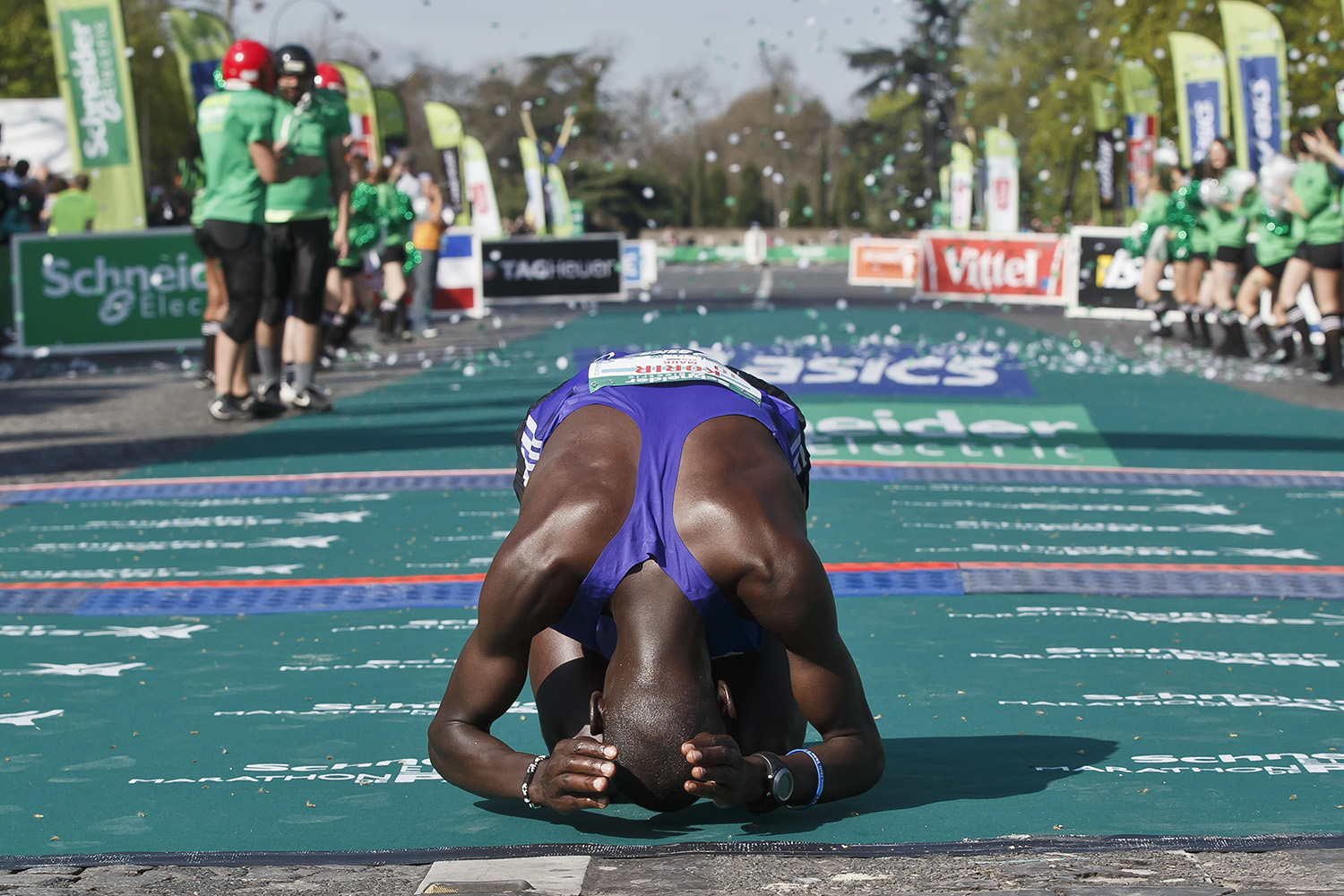 Un keniata gana el maratón de París