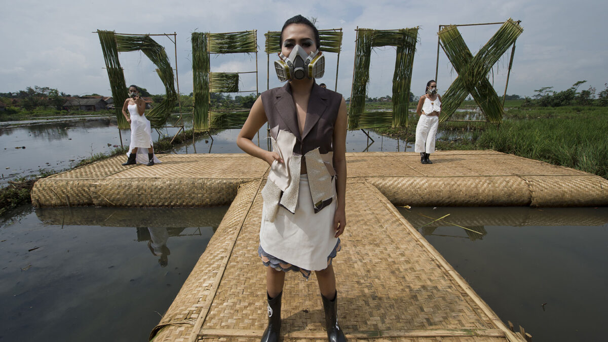 Un desfile de moda con máscaras de gas