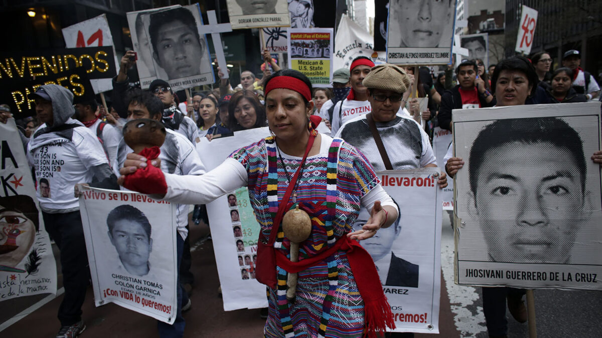 Familiares de los 43 estudiantes mexicanos desaparecidos marchan en Nueva York