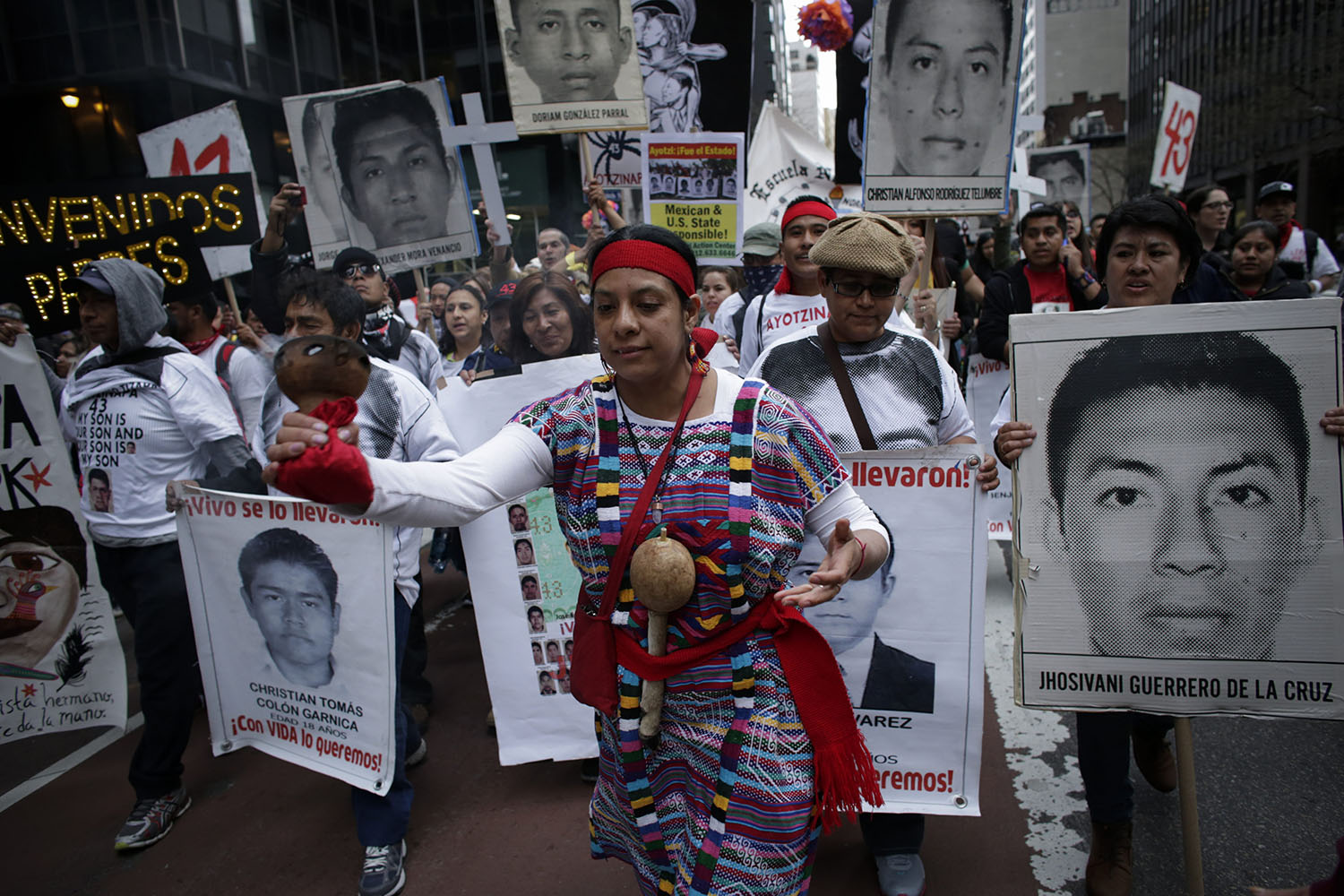 Familiares de los 43 estudiantes mexicanos desaparecidos marchan en Nueva York