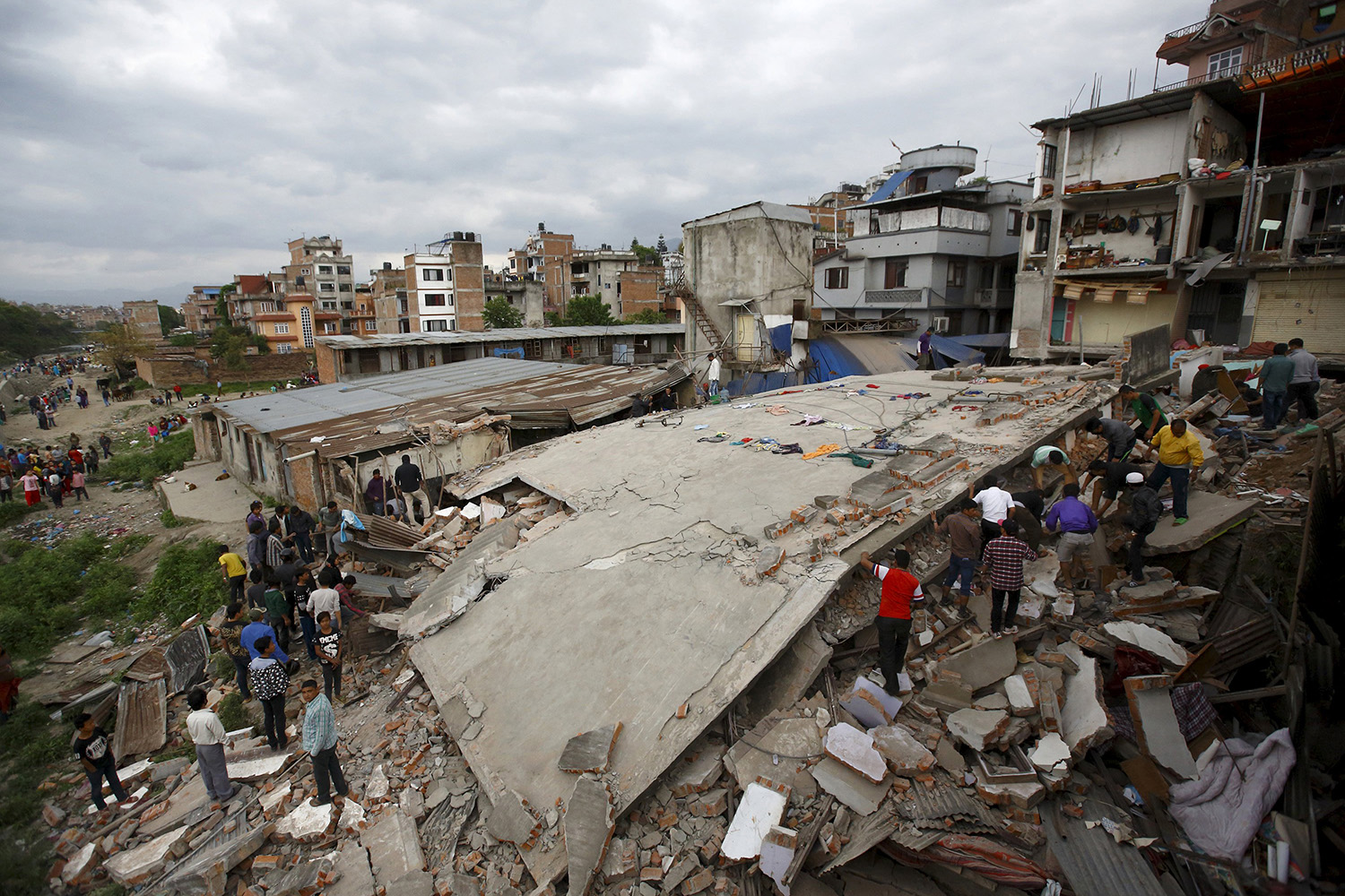 2.700 vidas truncadas por un fuerte terremoto en Nepal