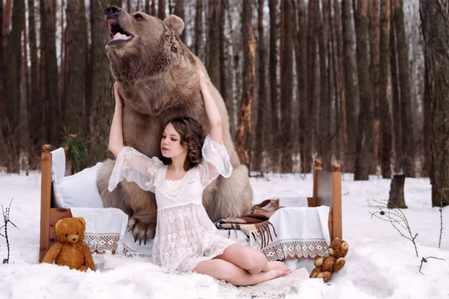 Modelos rusas posan en traje de baño junto a osos salvajes