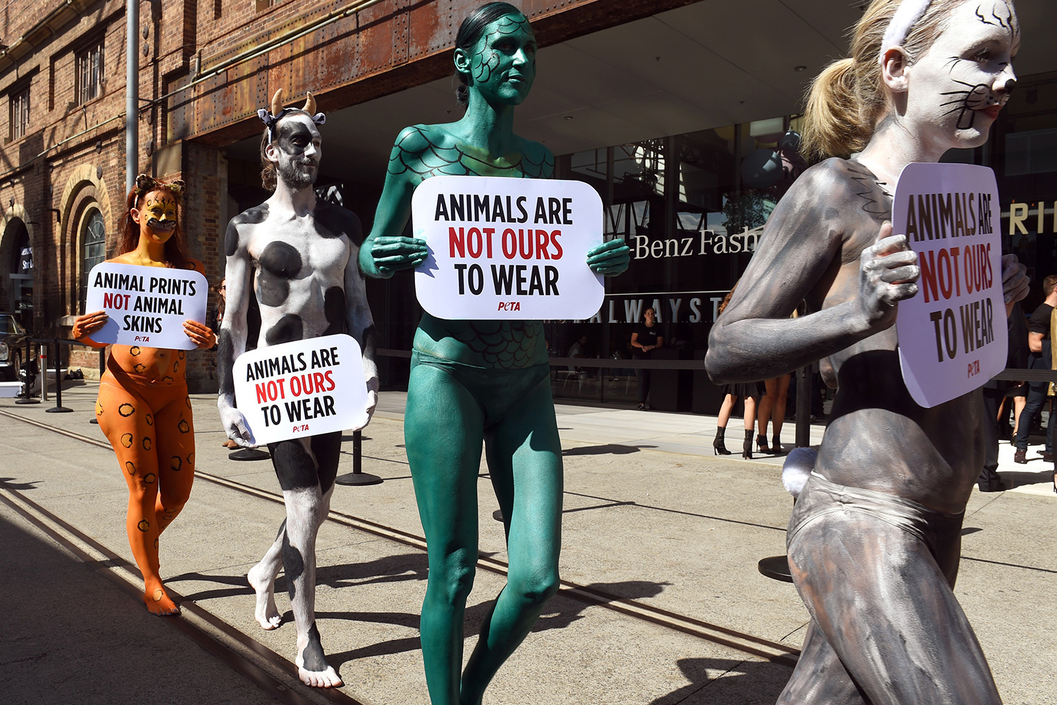 PETA luce sus trajes en la semana de la moda de Australia