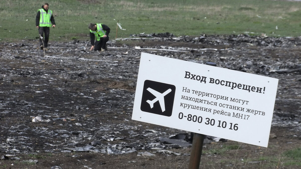 Encuentran restos humanos en el lugar donde se estrelló el vuelo MH17