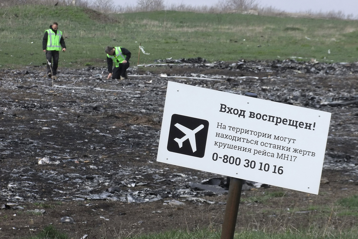 Encuentran restos humanos en el lugar donde se estrelló el vuelo MH17