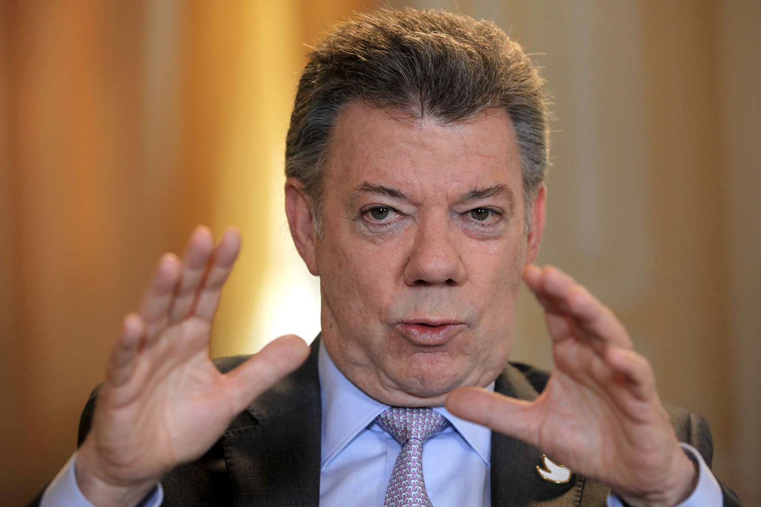 Santos prorroga por un mes la suspensión de los bombardeos contra las FARC