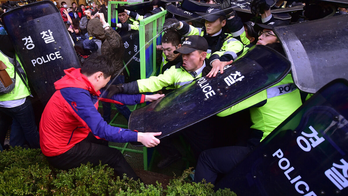 La violencia marca el aniversario del hundimiento del Sewol