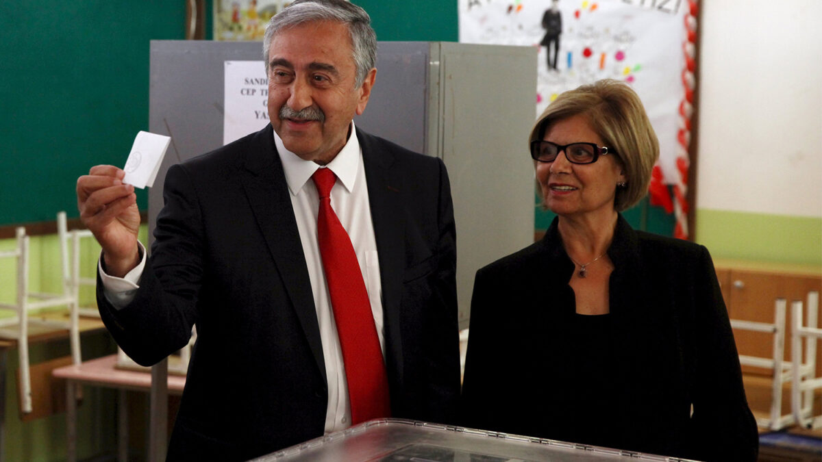 El candidato de centro-izquierda Mustafá Akinci es elegido presidente de los turcochipriotas