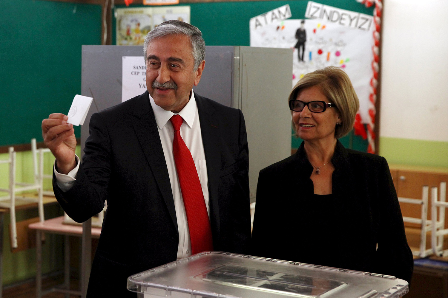 El candidato de centro-izquierda Mustafá Akinci es elegido presidente de los turcochipriotas