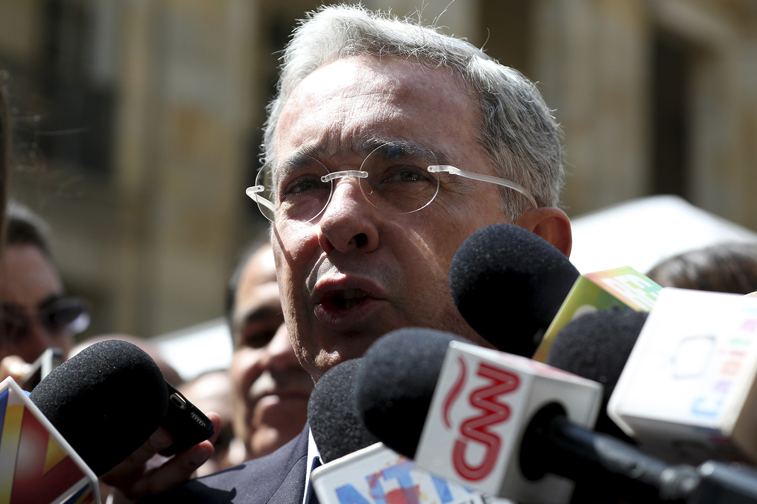 Gobierno de Santos dialoga con Uribe sobre negociación con las FARC
