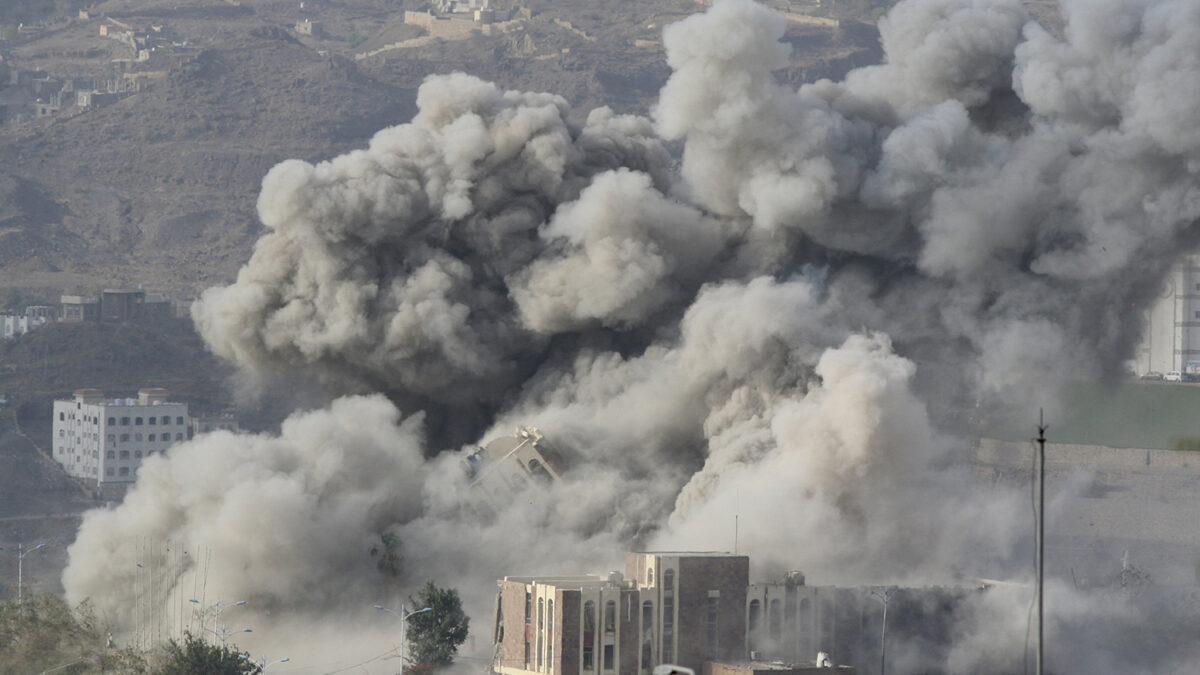 La coalición árabe bombardea un cuartel en la ciudad de Taiz