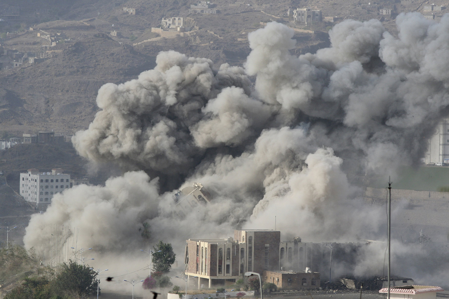 La coalición árabe bombardea un cuartel en la ciudad de Taiz