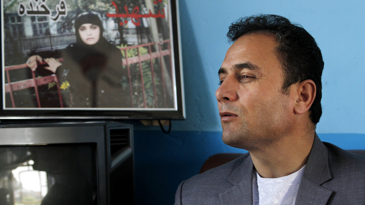 Condenan a prisión a 11 policías por no evitar el linchamiento de una mujer.