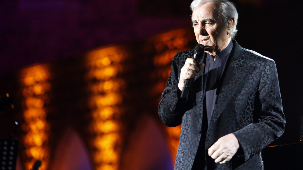 Aznavour no se quiere bajar de los escenarios