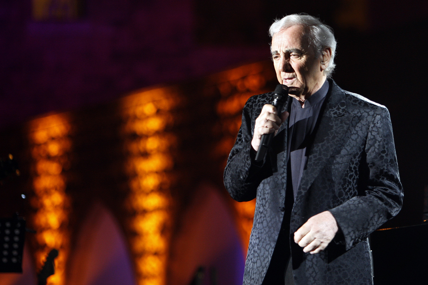 Aznavour no se quiere bajar de los escenarios