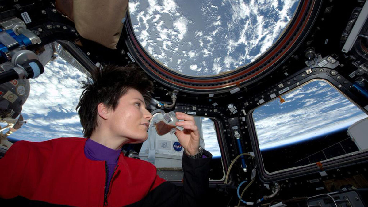 Astronauta italiana prepara el primer café espresso en el espacio