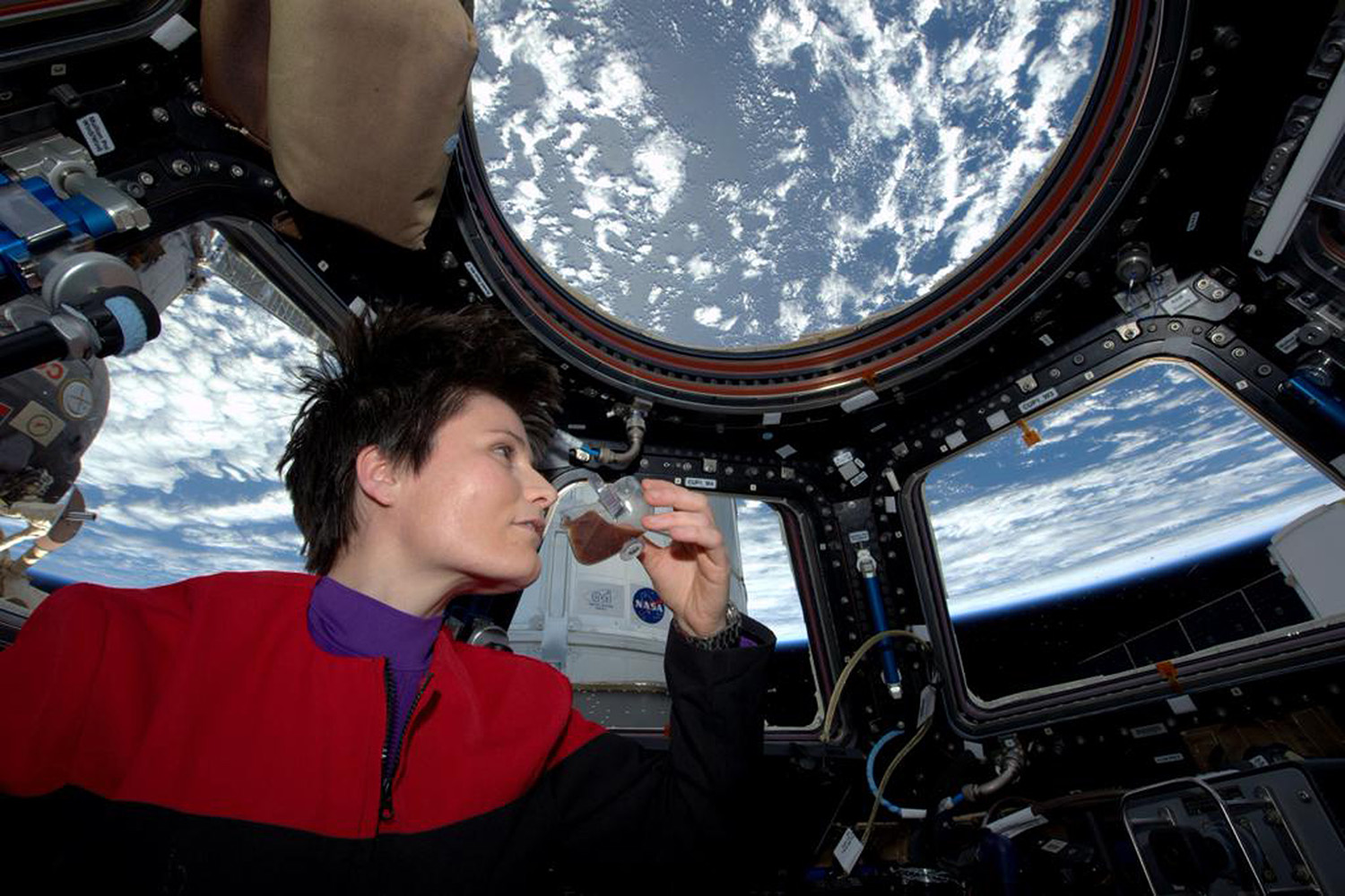 Astronauta italiana prepara el primer café espresso en el espacio